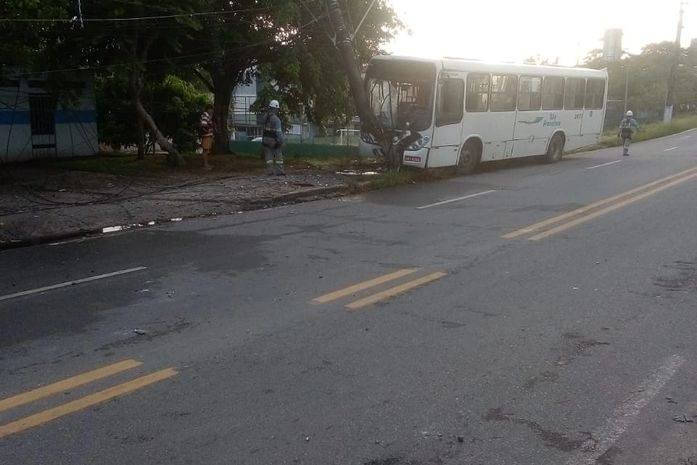 Motorista perde controle de ônibus e derruba poste na Santa Amélia; veja vídeo