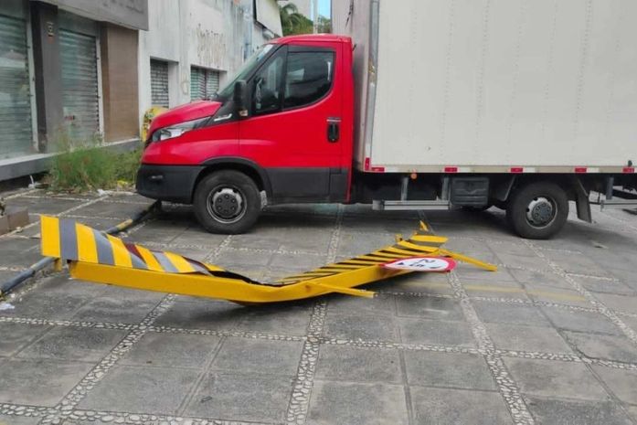 Motorista desobedece sinalização e destrói pórtico na Av. Governador Afrânio Lages