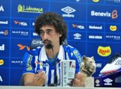 Meia Valdívia é substituído durante o jogo CSA e Avaí após ser diagnosticado com COVID