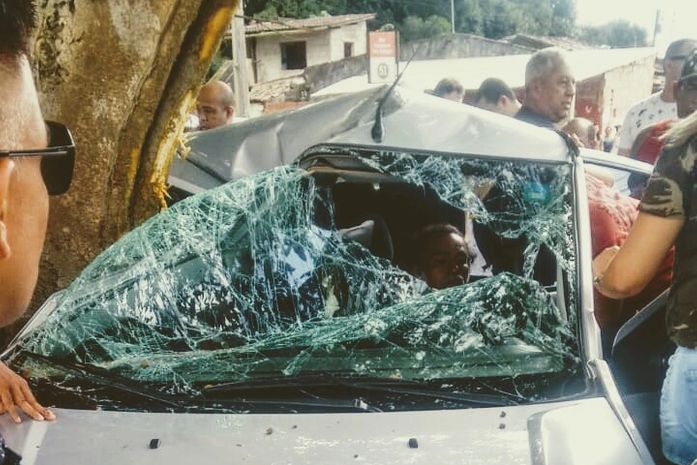 Mulher morre após colisão entre carro e árvore na BR 104; homem ficou ferido