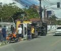 Caminhão tomba no Pinheiro e impressiona motoristas; assista