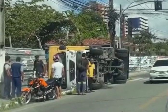 Caminhão tomba no Pinheiro e impressiona motoristas; assista