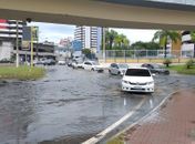 Após chuvas em Maceió, ruas ficam alagadas