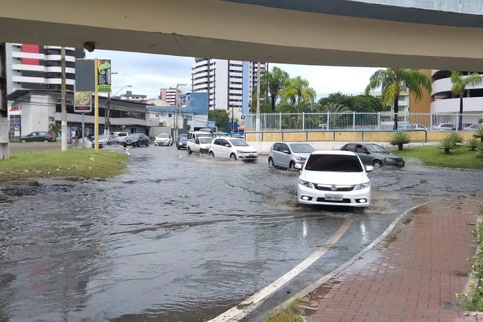 Após chuvas em Maceió, ruas ficam alagadas