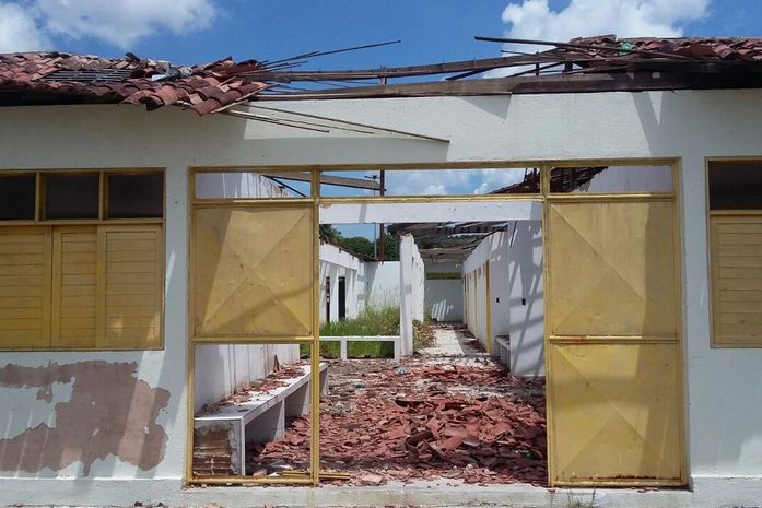 Pastor João Luiz cobra solução para abandono de creche, posto médico e centro comunitário