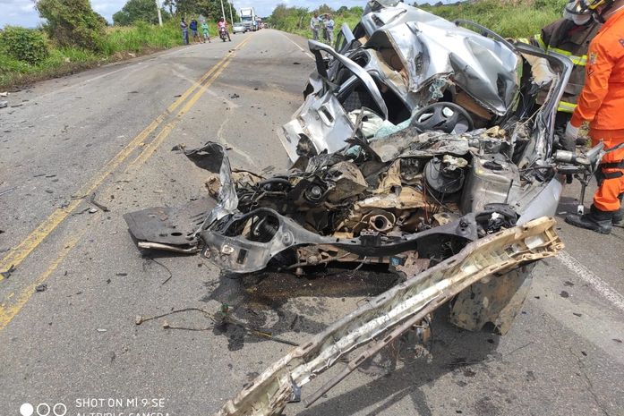 Carro fica destruído depois de colisão