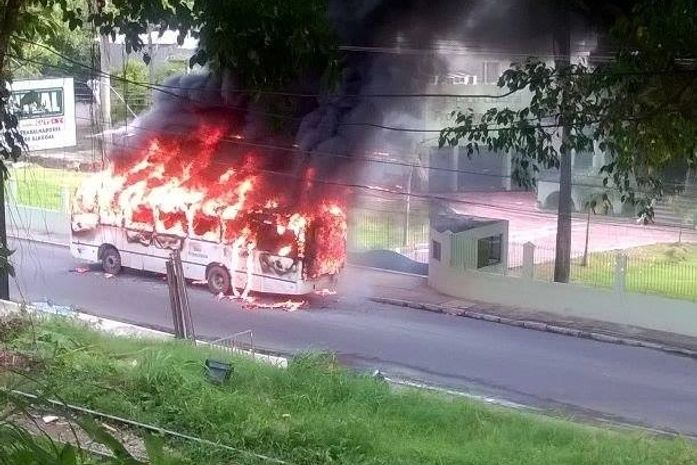 Ônibus incendiado no Mutange