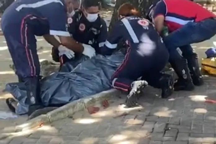 Homem assassinado na orla de Pajuçara levou quatro tiros pelas costas; vítima foi identificada