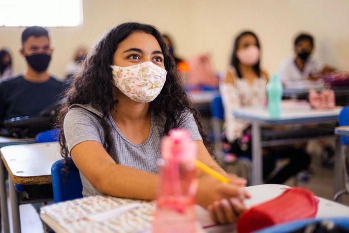 Ensino híbrido combina atividades presenciais e remotas com revezamento de alunos em AL