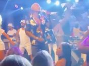 Léo Santana cantando em festa de Réveillon em Alagoas