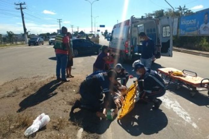 Motociclista é arremessado em grave acidente que deixou mais dois feridos