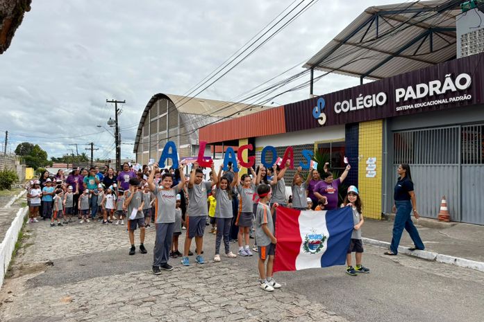 Alunos participam de desfile cívico para comemorar emancipação política de Alagoas