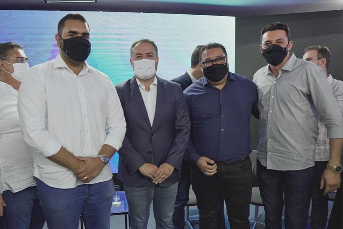 Prefeito de Piranhas assina termo de adesão do Programa Escola 10