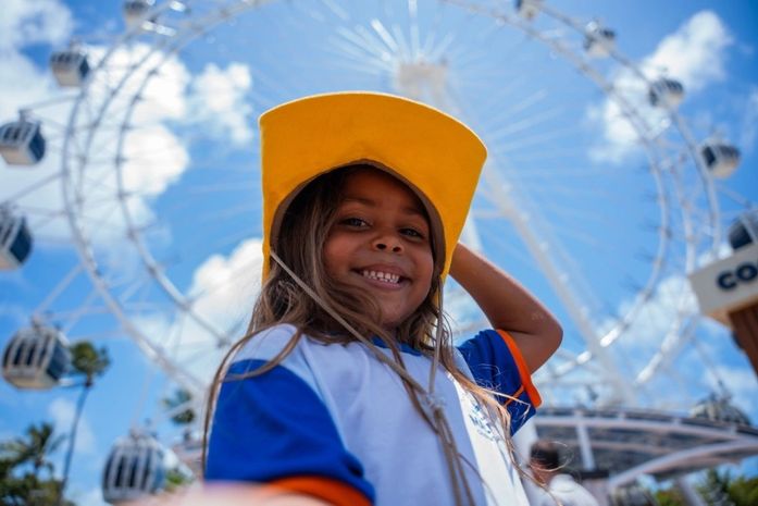 Alegria e encantamento marcam visita de crianças da rede municipal à roda gigante da orla de Pajuçara