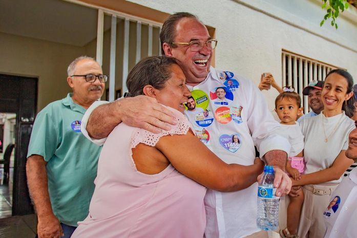 Casa a casa, prefeito Luciano recebe o carinho dos moradores de Bananeiras