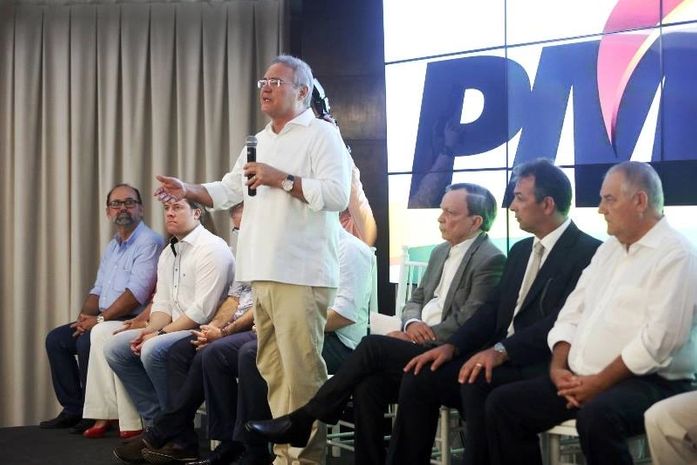 Senador Renan Calheiros discursando no evento do partido, em Maceió