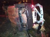 Carro capota após condutor sair da pista e bater em muro na AL-130