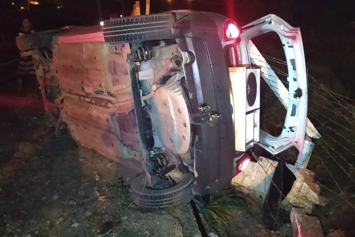 Carro capota após condutor sair da pista e bater em muro na AL-130