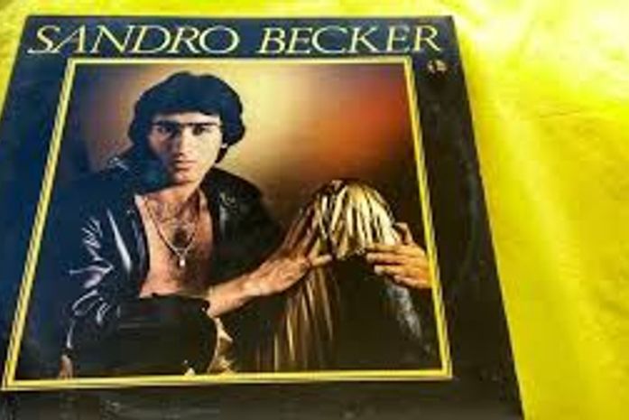 Em um leito de hospital o cantor alagoano,Sandro Becker pede socorro.