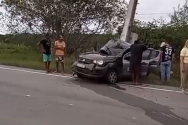 Colisão de carro de passeio contra poste deixa uma pessoa morta, na AL-220
