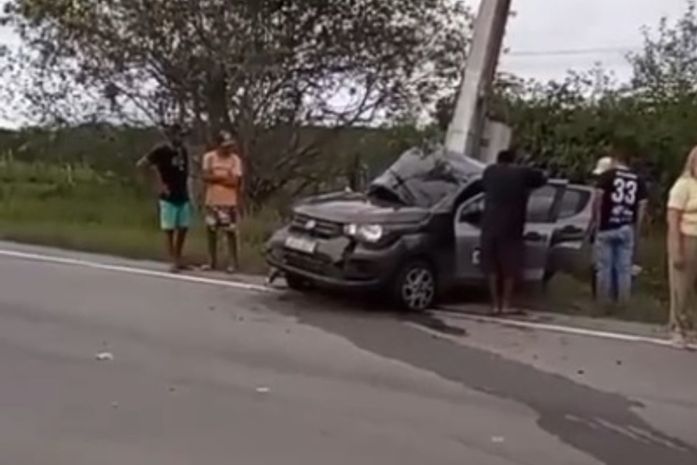 Colisão de carro de passeio contra poste deixa uma pessoa morta, na AL-220