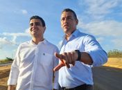 Vereador Siderlane Mendonça e prefeito JHC acompanham obras da Avenida Rota do Mar