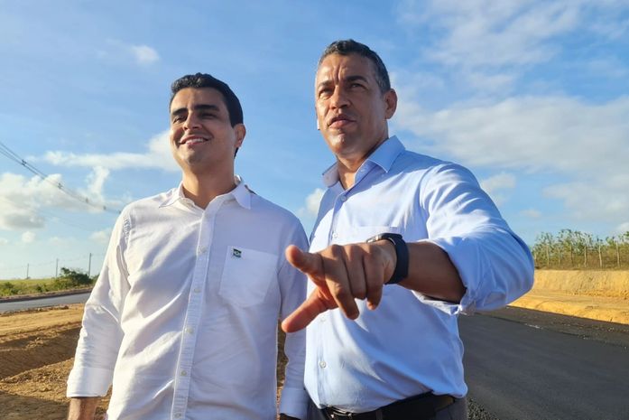 Vereador Siderlane Mendonça e prefeito JHC acompanham obras da Avenida Rota do Mar