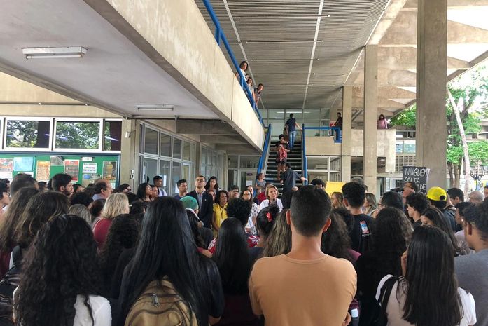 Alunos prestaram apoio à reitora da UFAL