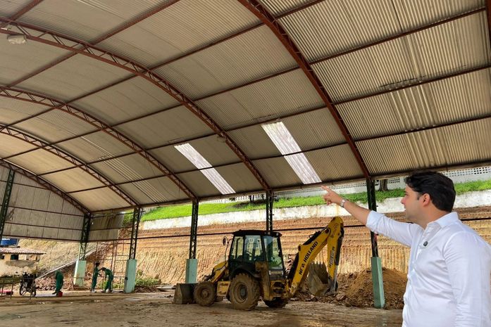 Prefeito de Santana do Mundaú acompanha obras de reforma de Escola e Quadra