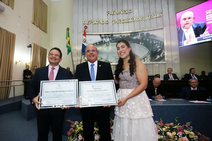 Deputada Gabi Gonçalves homenageia Desembargador Fernando Tourinho em Sessão Solene