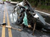 Colisão frontal entre carro de passeio e caminhonete deixa três feridos