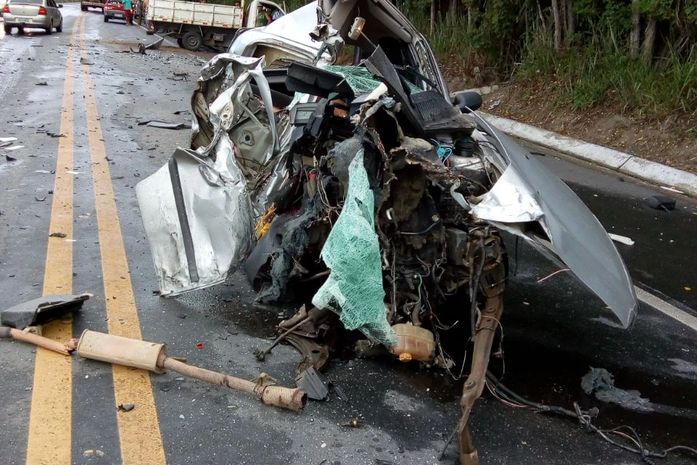 Colisão frontal entre carro de passeio e caminhonete deixa três feridos