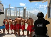 Agentes penitenciários realizam varredura na PSM 2