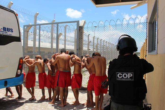 Agentes penitenciários realizam varredura na PSM 2