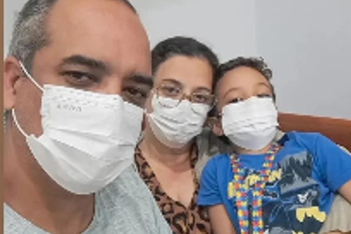 Família faz campanha para custear tratamento de menino de 5 anos que enfrenta doenças crônicas e autismo