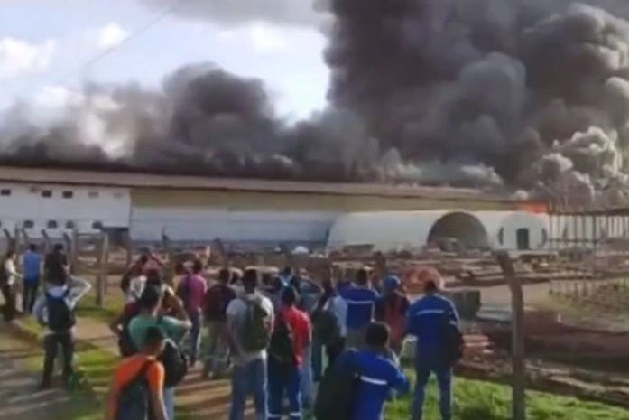 Incêndio destrói galpão do Consórcio Construtor de Belo Monte, no Pará.