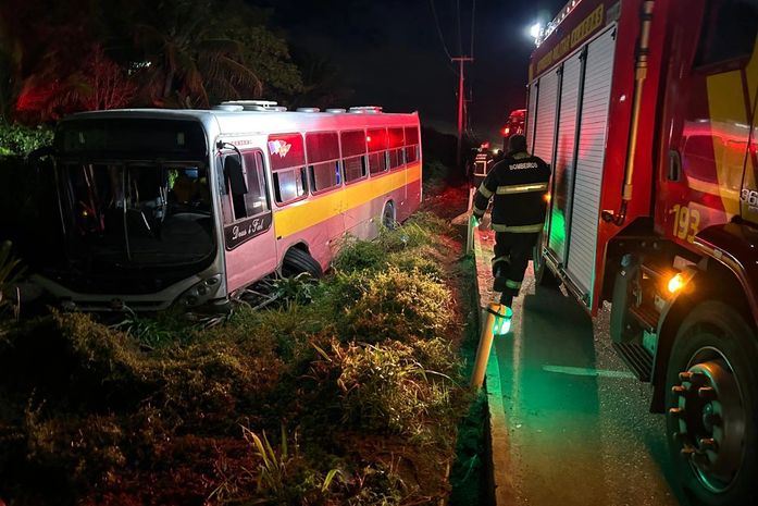 Cinco pessoas ficam feridas após acidente de ônibus na AL-101 sul