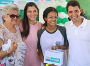 Prefeito Felipe Jatobá entrega 300 óculos a alunos da rede municipal