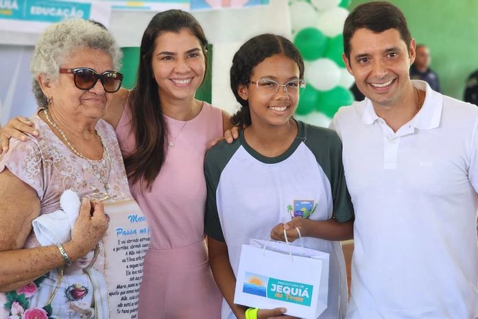 Prefeito Felipe Jatobá entrega 300 óculos a alunos da rede municipal