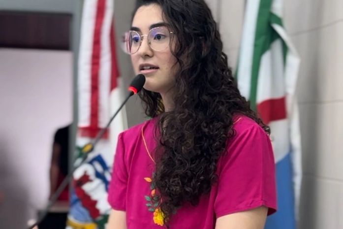 Teca Nelma aprova lei que exige profissionais de saúde em escolas públicas e privadas de Maceió