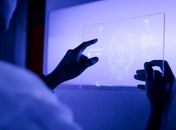 Inteligência artificial ameaça aprendizado da escrita, alerta autor
