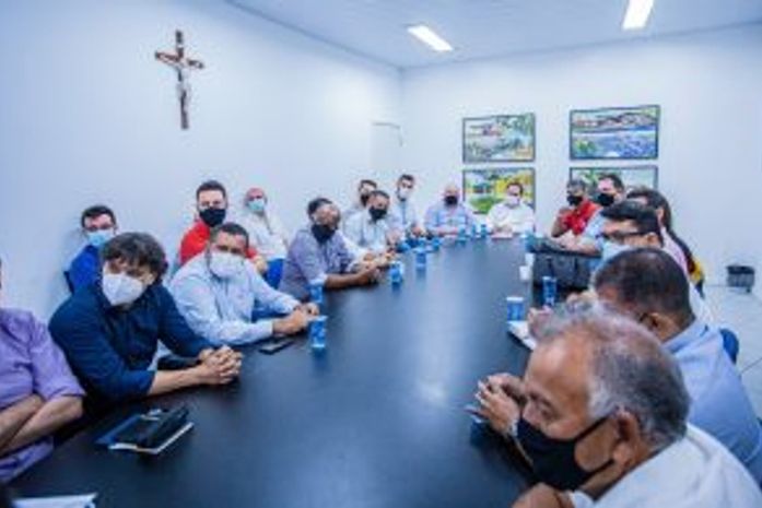Prefeito Luciano Barbosa, superintendente da SMTT, Josenildo Souza, e empresários discutiram alternativas para melhorar o tráfego na cidade.