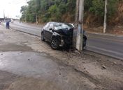 Carro colide em poste na Avenida Leste Oeste 
