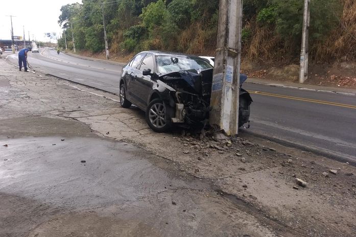 Carro colide em poste na Avenida Leste Oeste 
