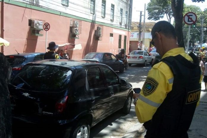 Veículo foi multado por estacionar em lugar proibido