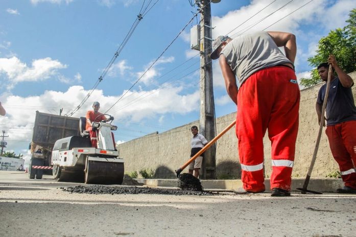 Prefeitura de Penedo realiza operação tapa-buracos em conjuntos de moradia popular e vias com maior trânsito de veículos