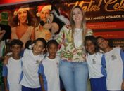 Prefeita e crianças da Barra, no Parque Shopping: prévia para o Natal