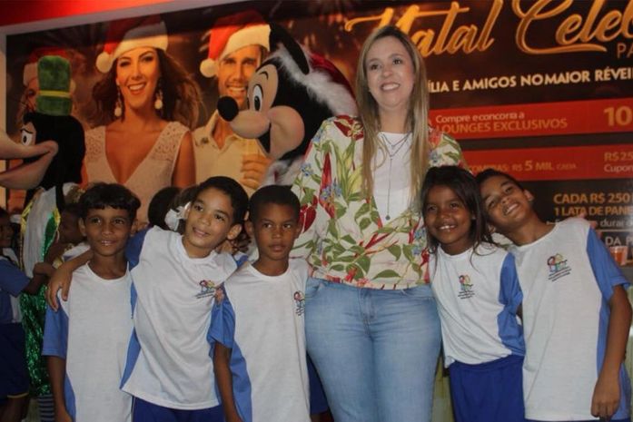Prefeita e crianças da Barra, no Parque Shopping: prévia para o Natal