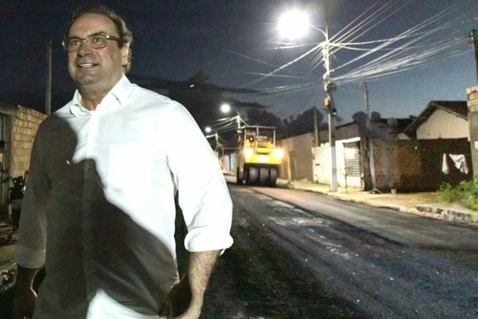 Dia e Noite, prefeito Luciano acompanha pavimentação asfáltica no Brisa do Lago