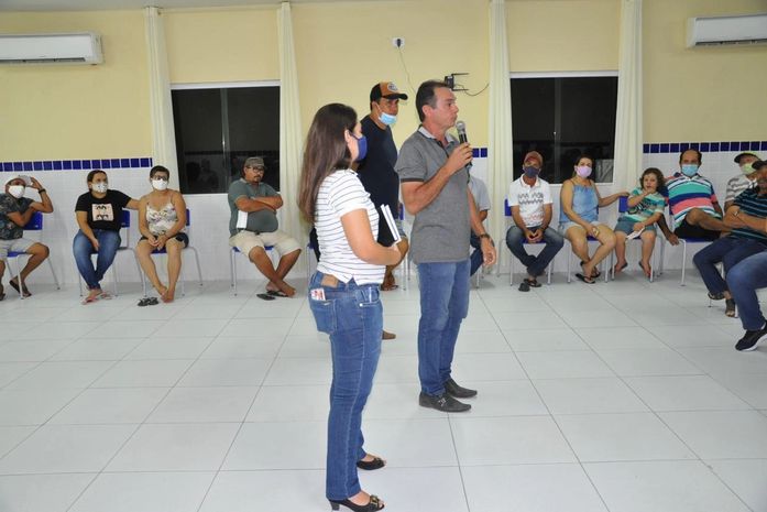 Prefeito de Anadia se reúne com comerciantes e feirantes para discutir o fortalecimento do comércio 